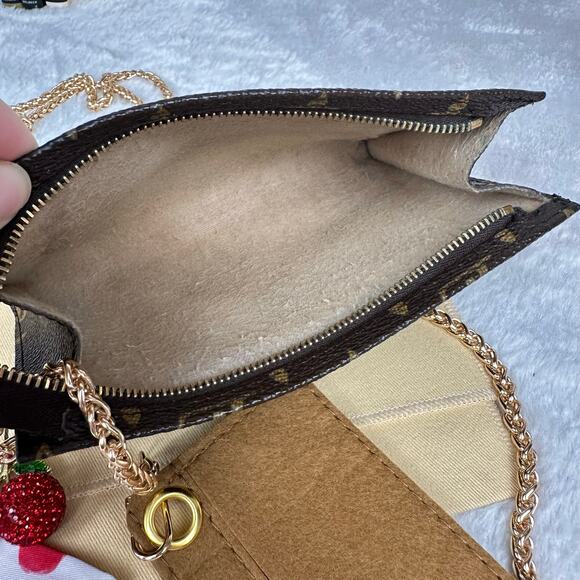 Louis Vuitton bucket bag Pouch PM or crossbody bag with chain & bag charm. - Picture 12 of 16